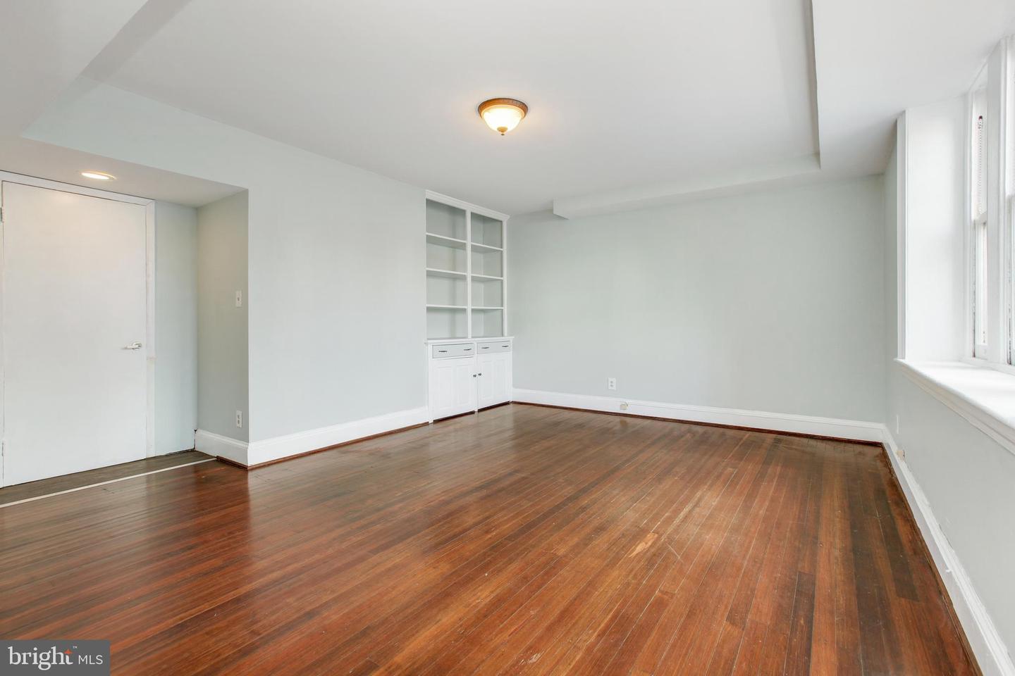 10 W Madison St W #1 Property Photo 12