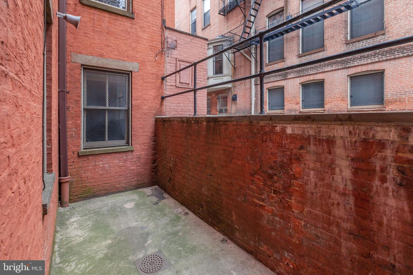 10 W Madison St W #1 Property Photo 36