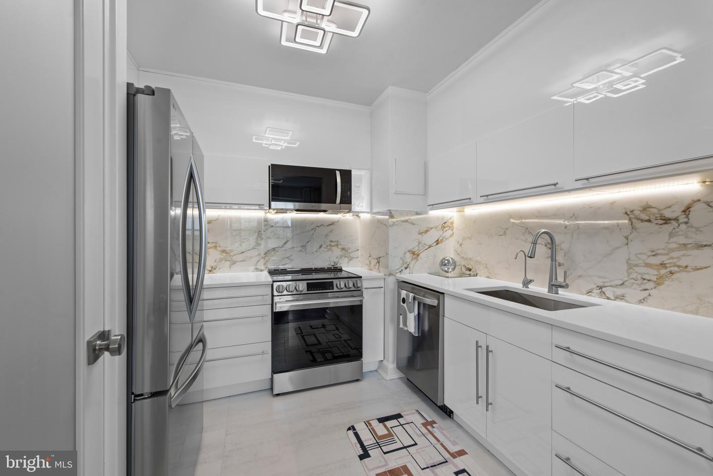 3601 Greenway #806 Property Photo 10