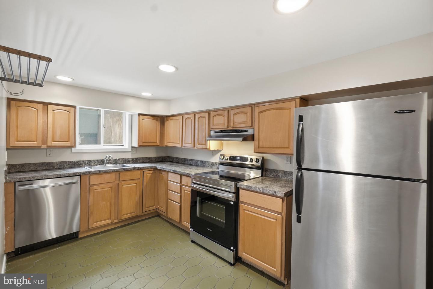 2340 Fleet St Property Photo 5