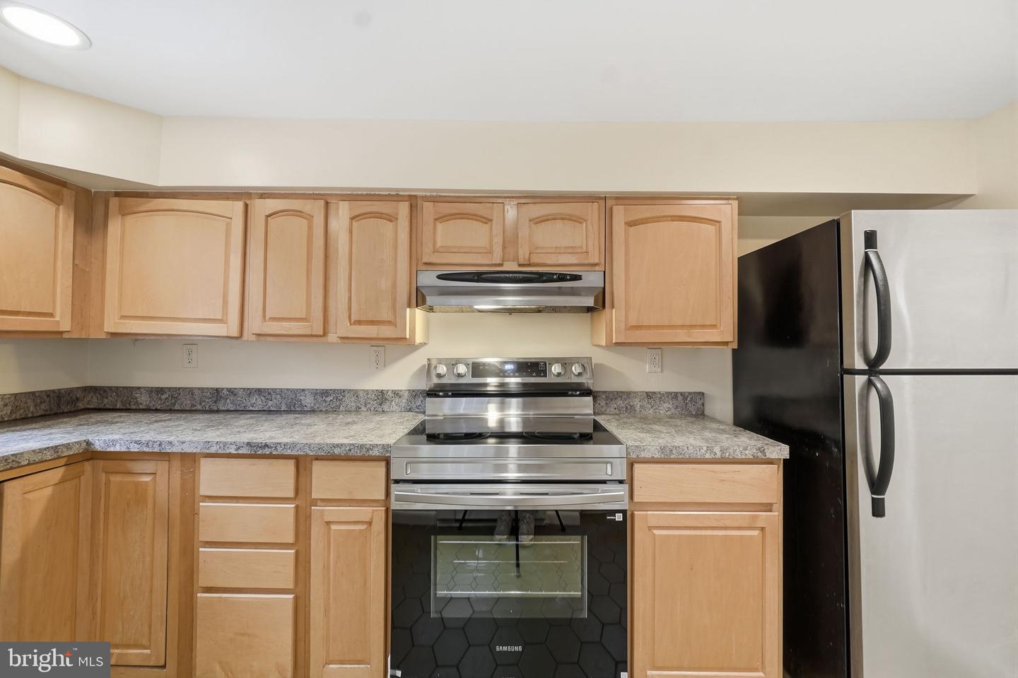 2340 Fleet St Property Photo 6
