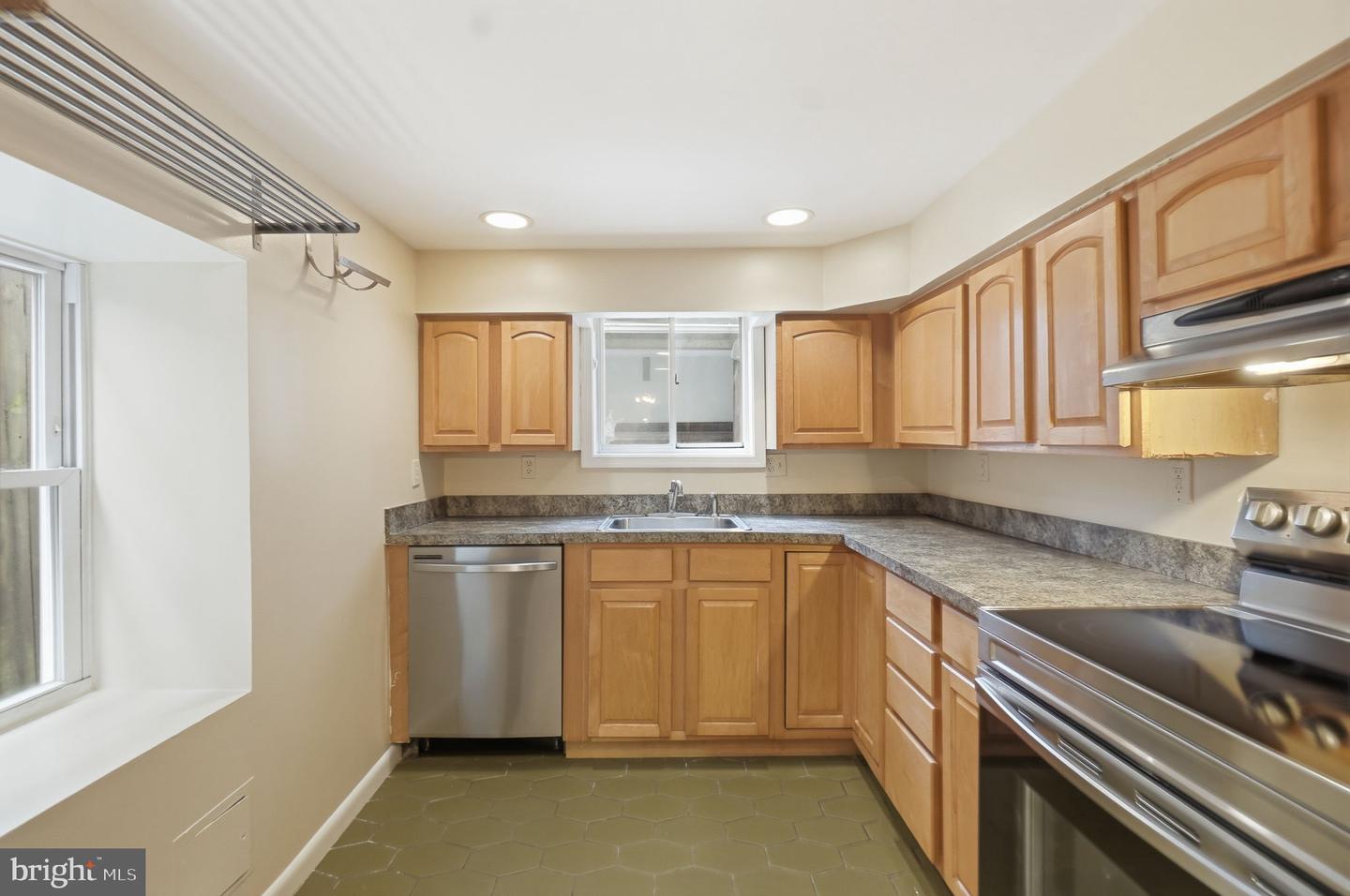 2340 Fleet St Property Photo 7