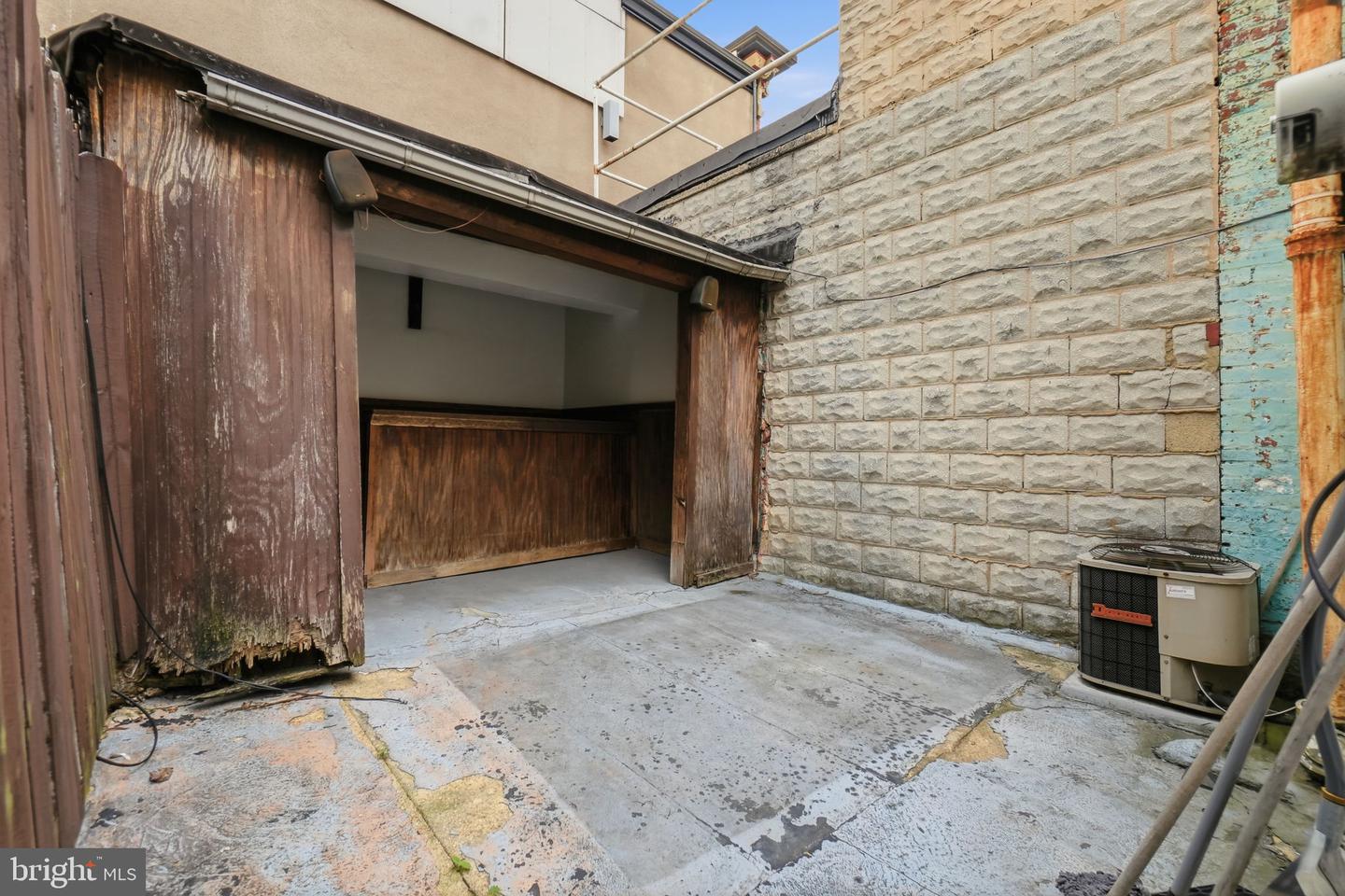 2340 Fleet St Property Photo 18