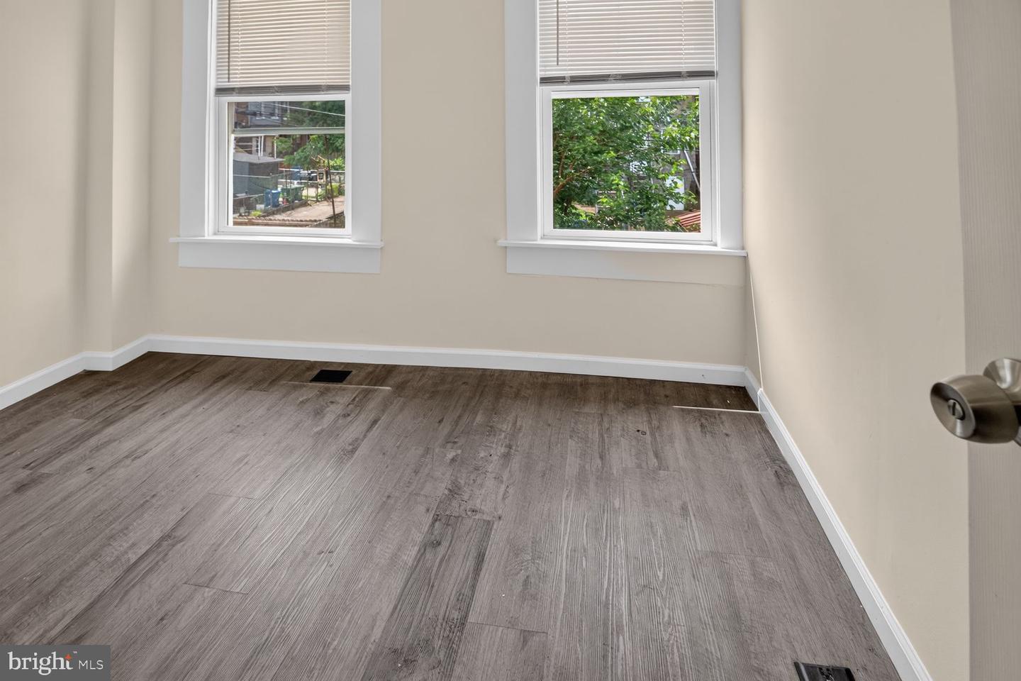 1905 Penrose Ave Property Photo 2