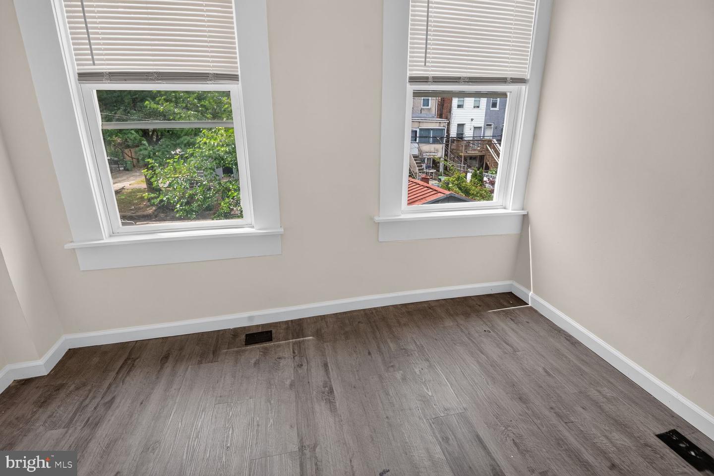 1905 Penrose Ave Property Photo 3
