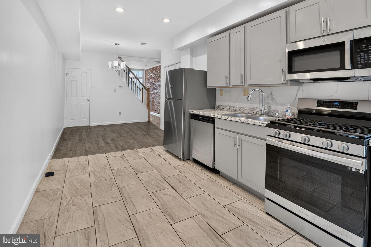 1905 Penrose Ave Property Photo 6