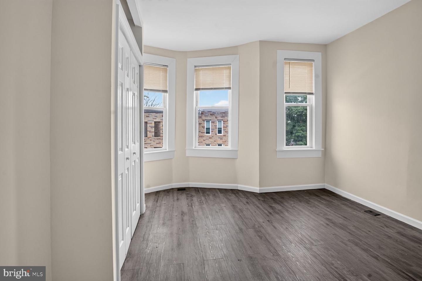1905 Penrose Ave Property Photo 10