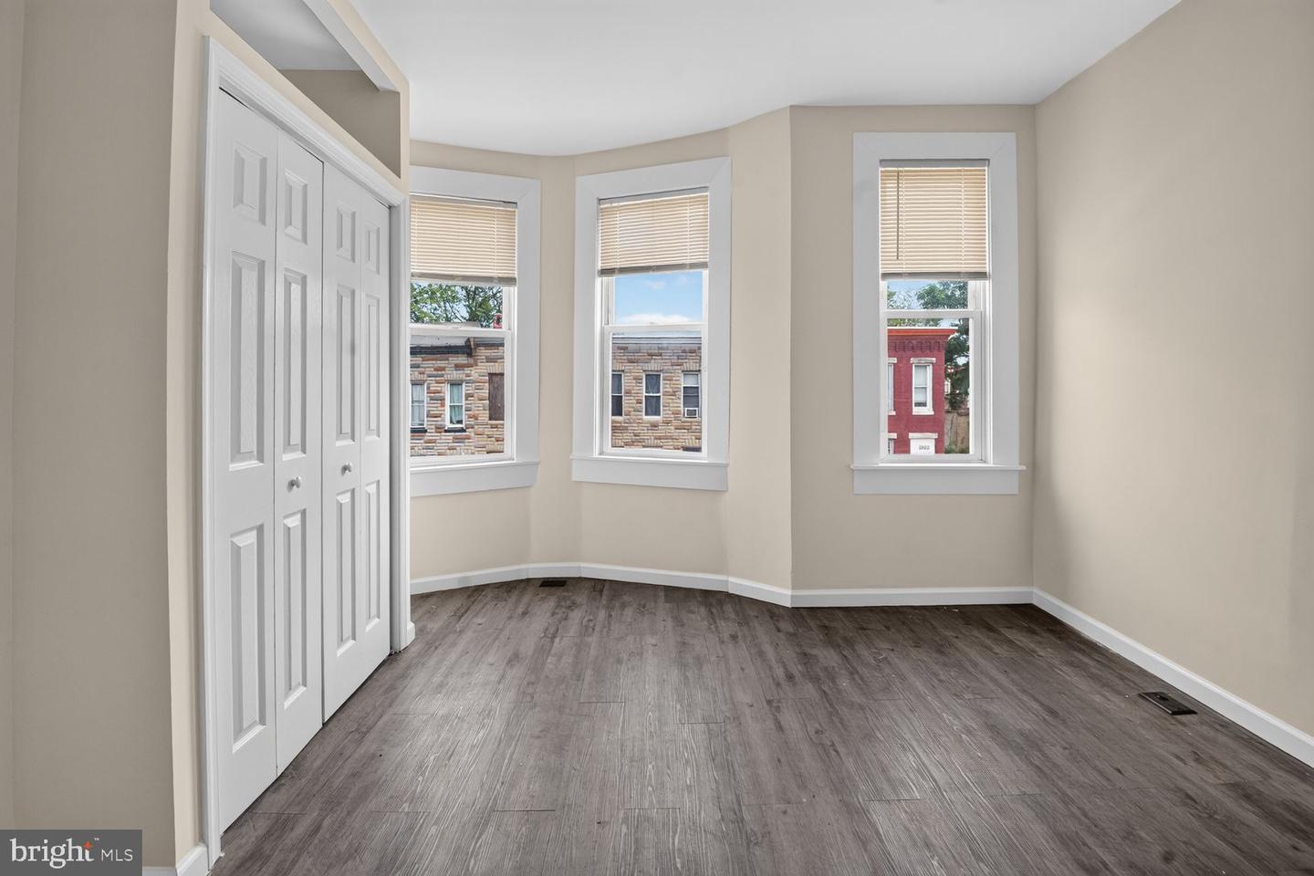 1905 Penrose Ave Property Photo 11