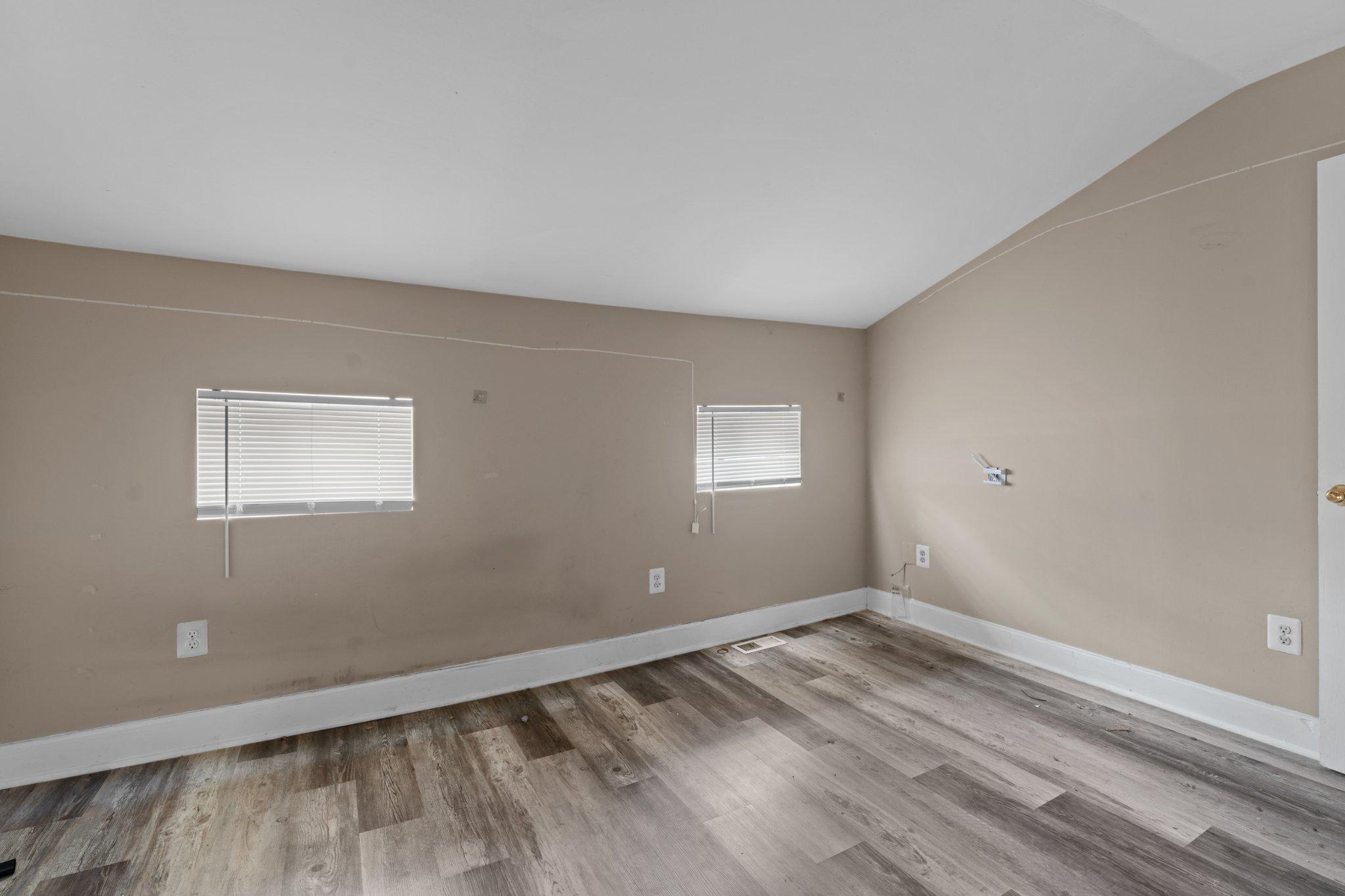 1210 E Eager St Property Photo 9