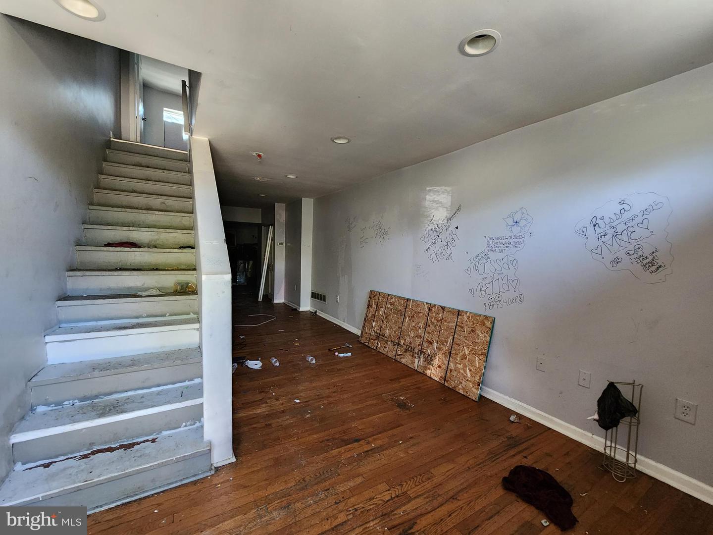 3525 E Fairmount Ave Property Photo 5