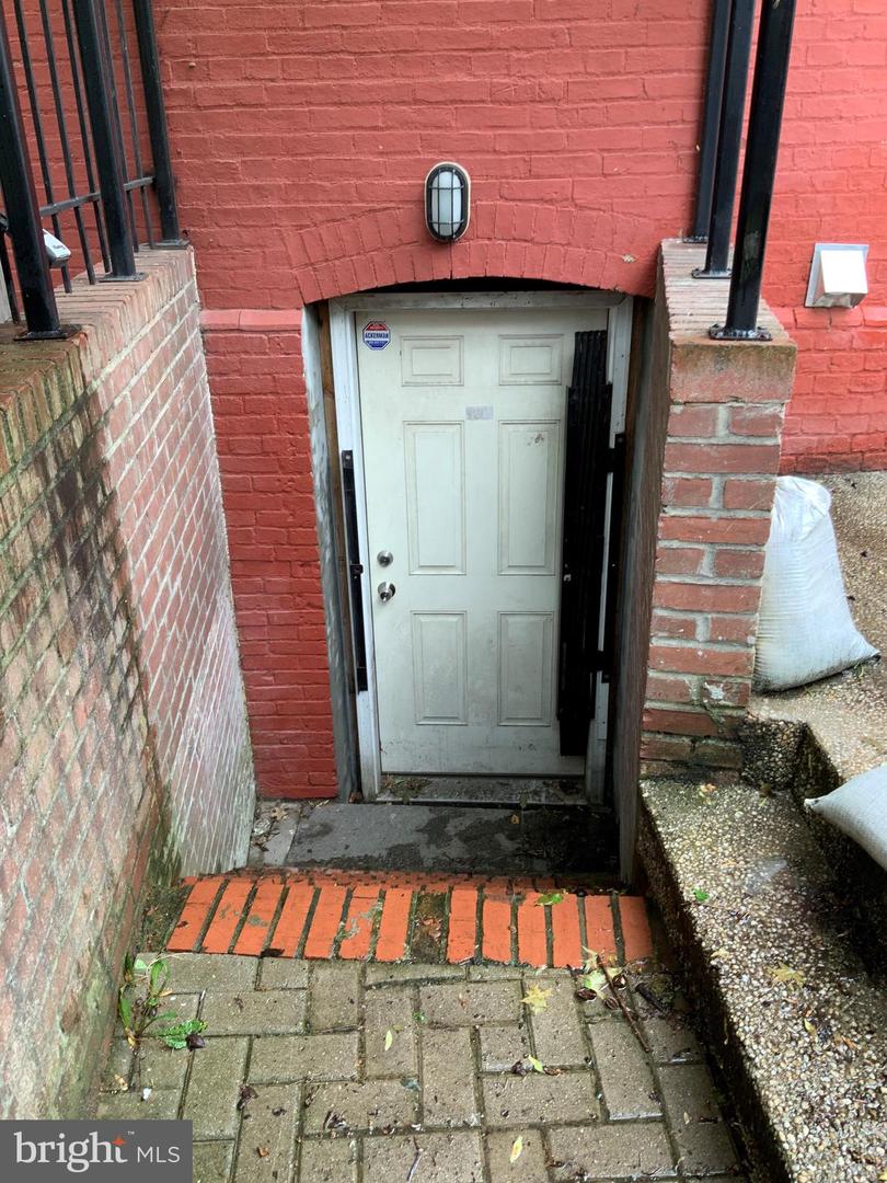 804 Hollins St #basement Studio Property Photo 5