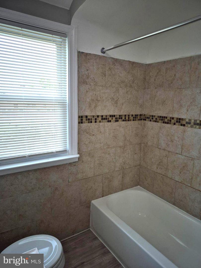 929 E 41st St Property Photo 11