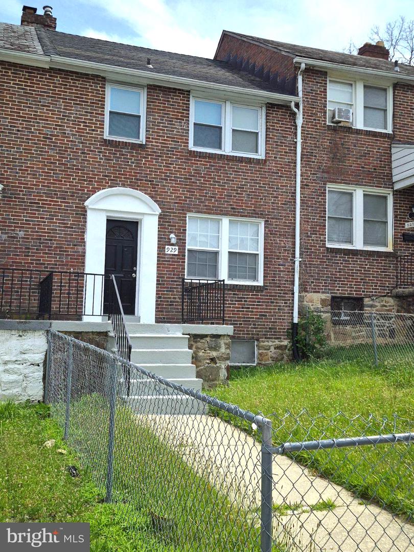 929 E 41st St Property Photo 15