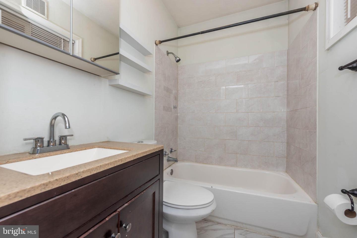 204 N Port St Property Photo 9