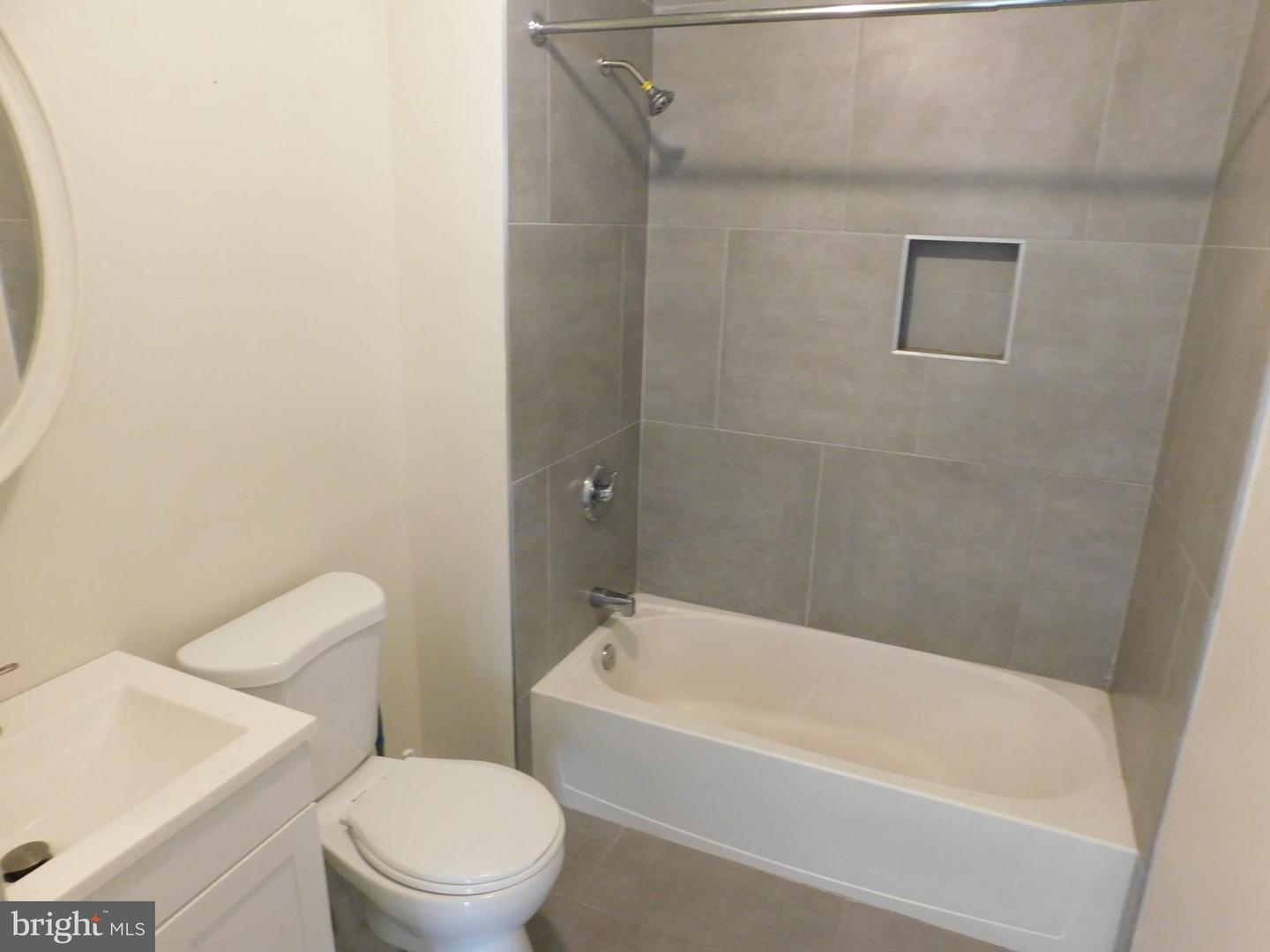 2427 Lakeview Ave #3d Property Photo 4