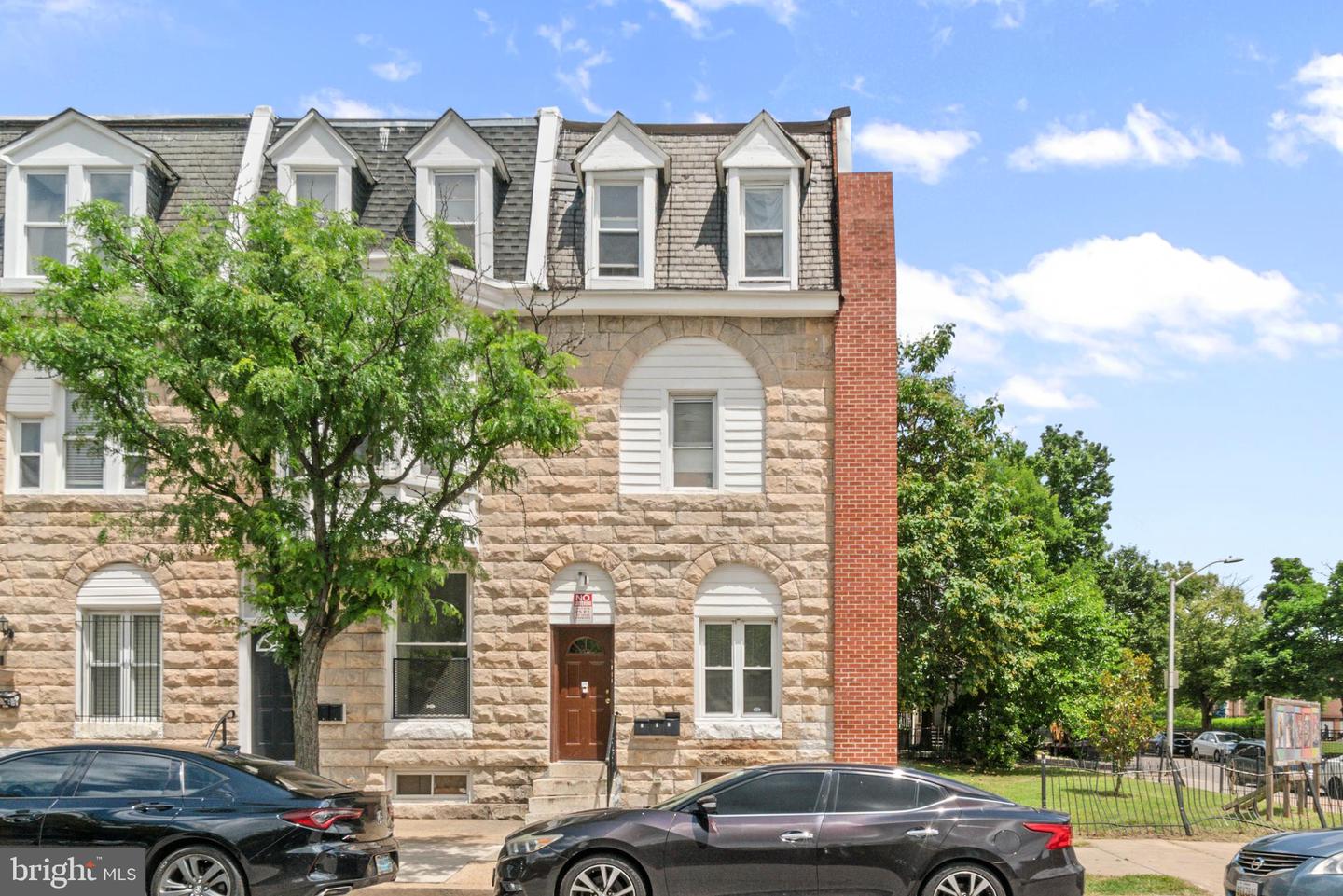 2405 BARCLAY ST Property Photo 1