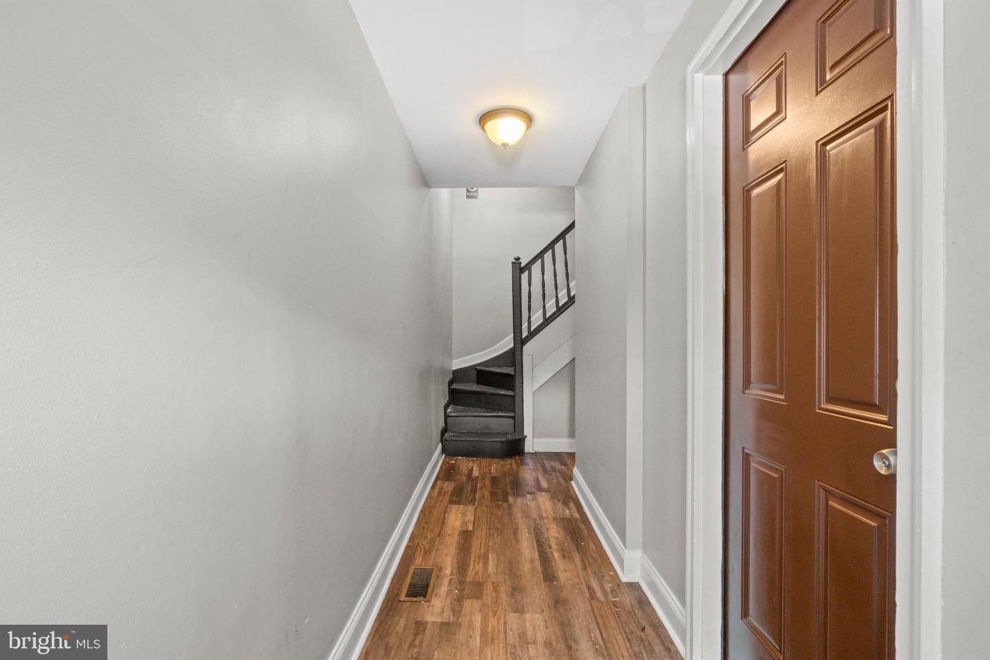 2405 Barclay St Property Photo 3
