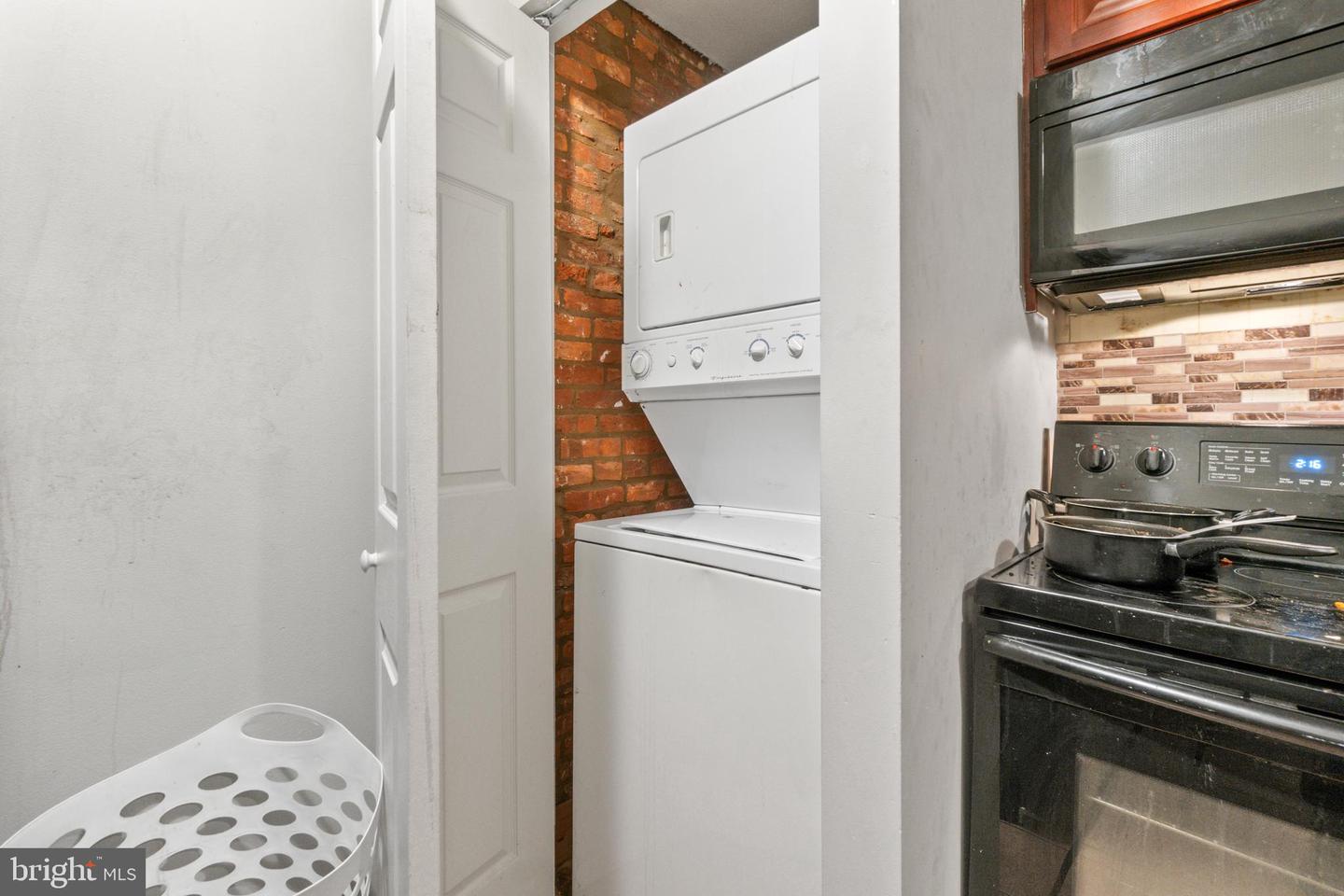2405 Barclay St Property Photo 6