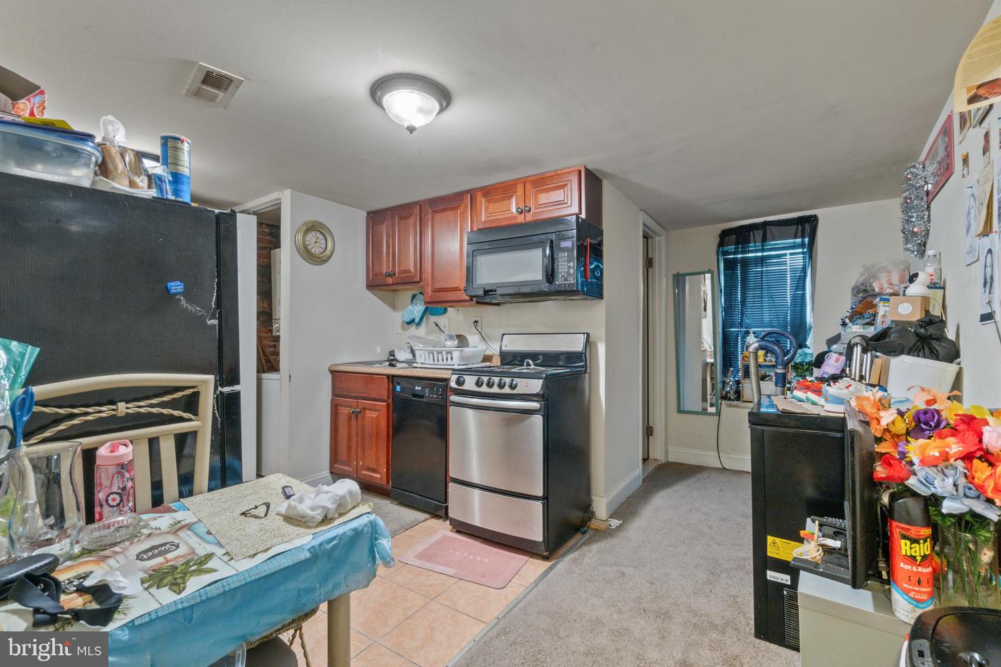 2405 Barclay St Property Photo 9