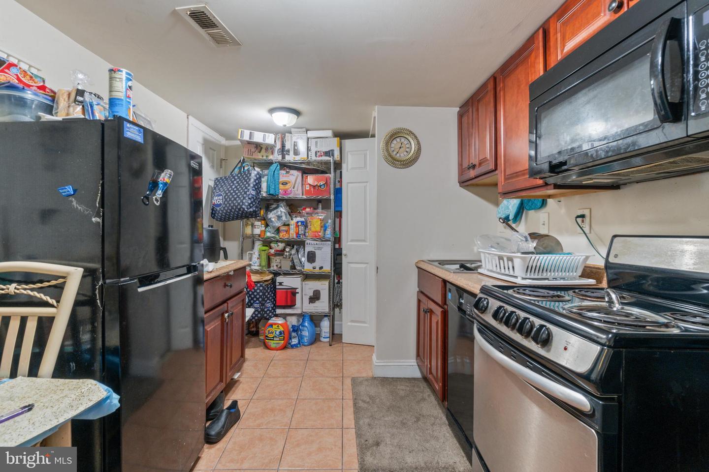 2405 Barclay St Property Photo 10