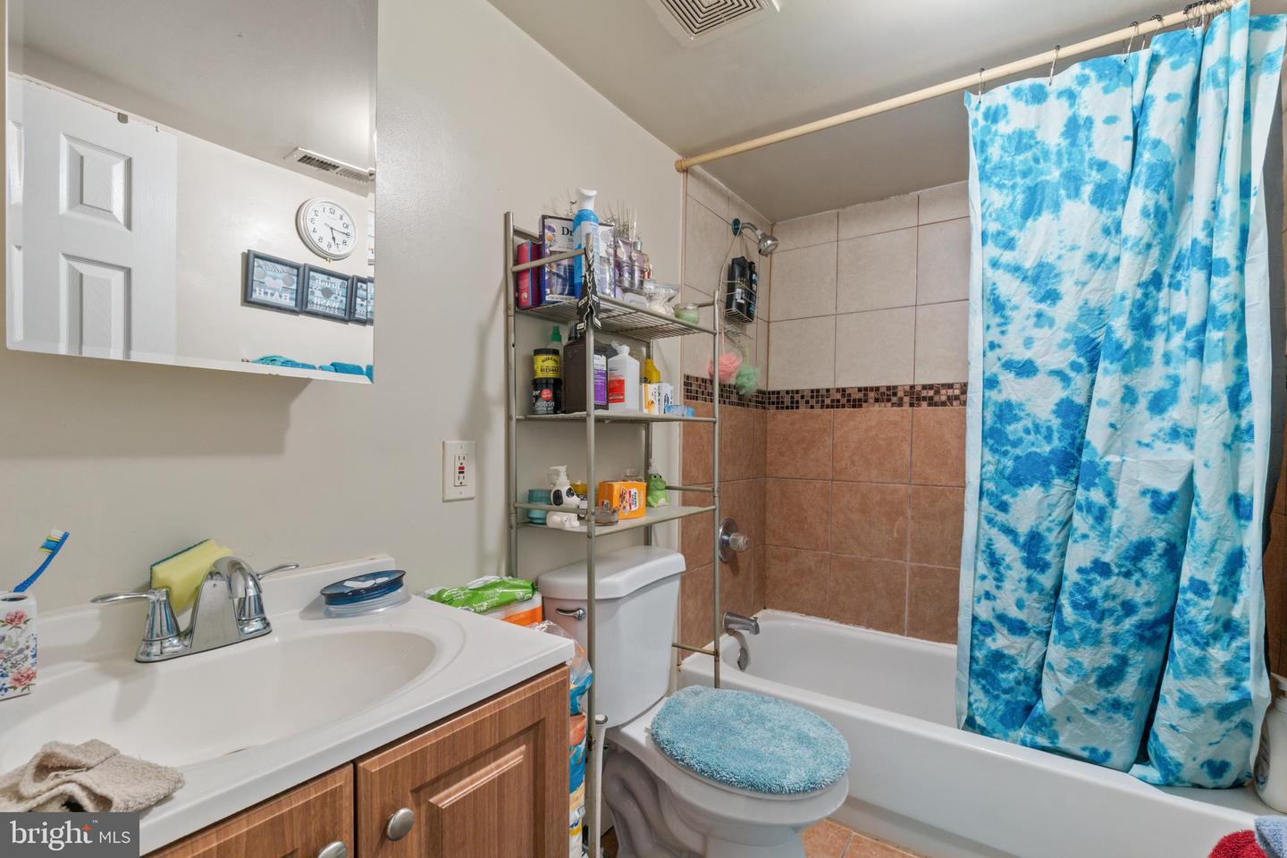 2405 Barclay St Property Photo 17