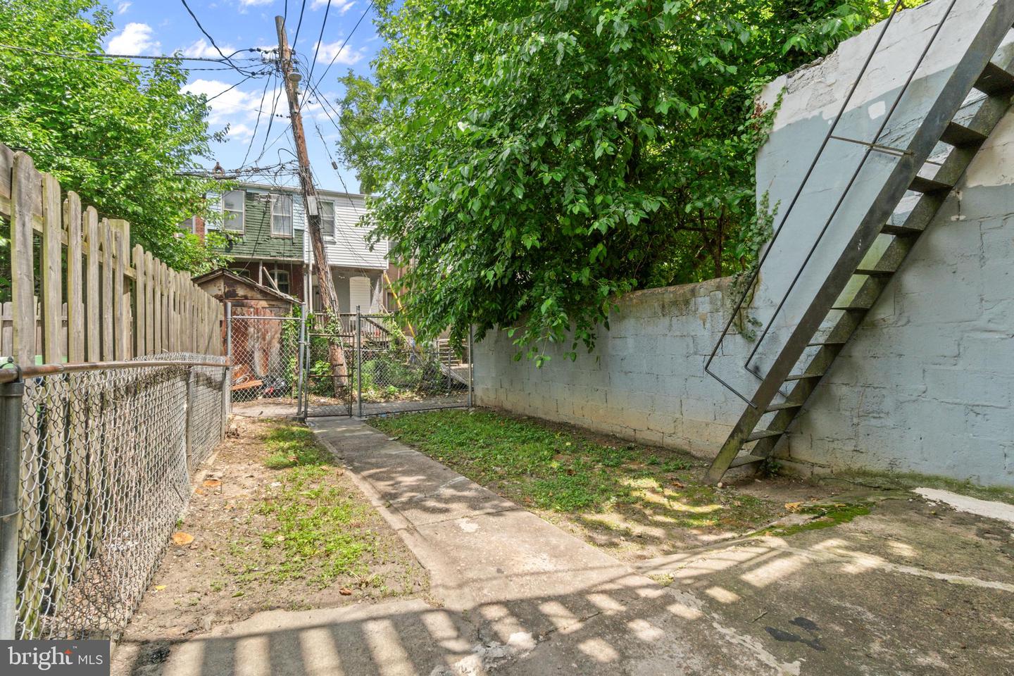 2405 Barclay St Property Photo 22