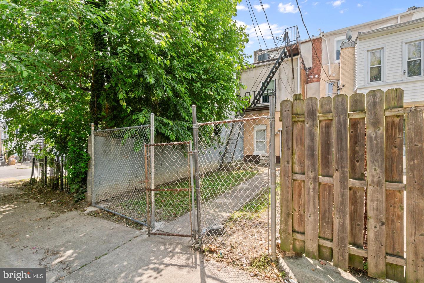 2405 Barclay St Property Photo 23