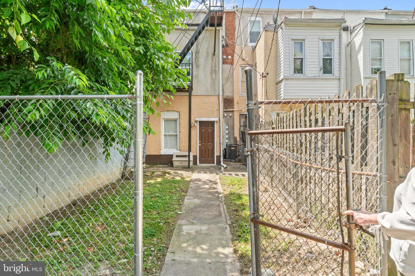 2405 Barclay St Property Photo 24