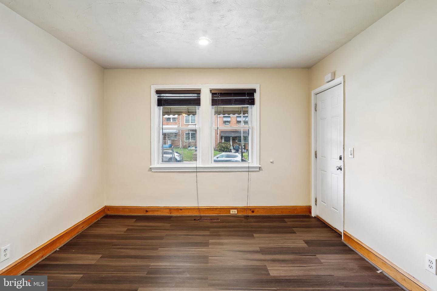 147 Denison St Property Photo 4
