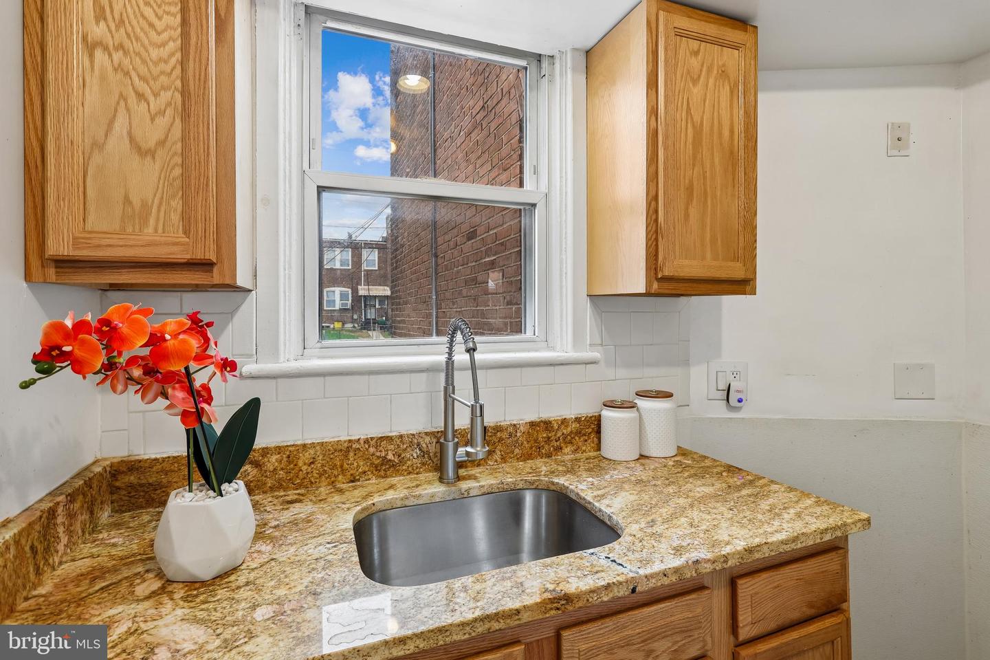 147 Denison St Property Photo 8