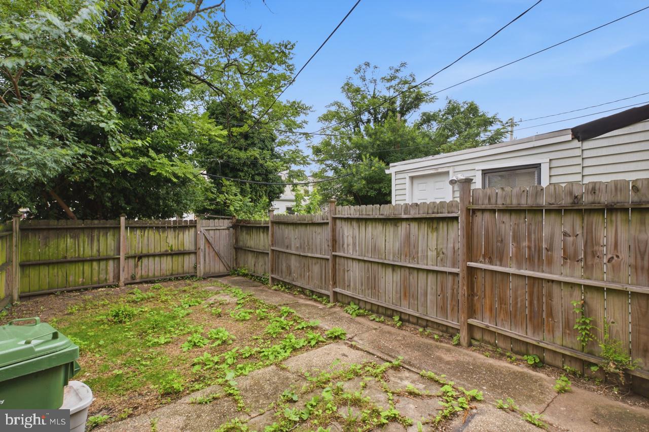1422 N Eden St Property Photo 24