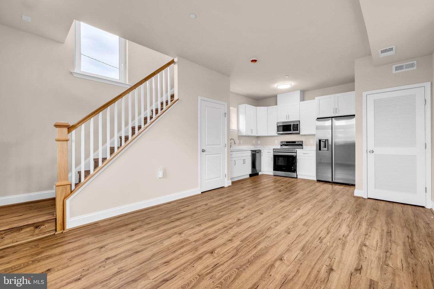 1129-unit A Monroe Cir Property Photo 2