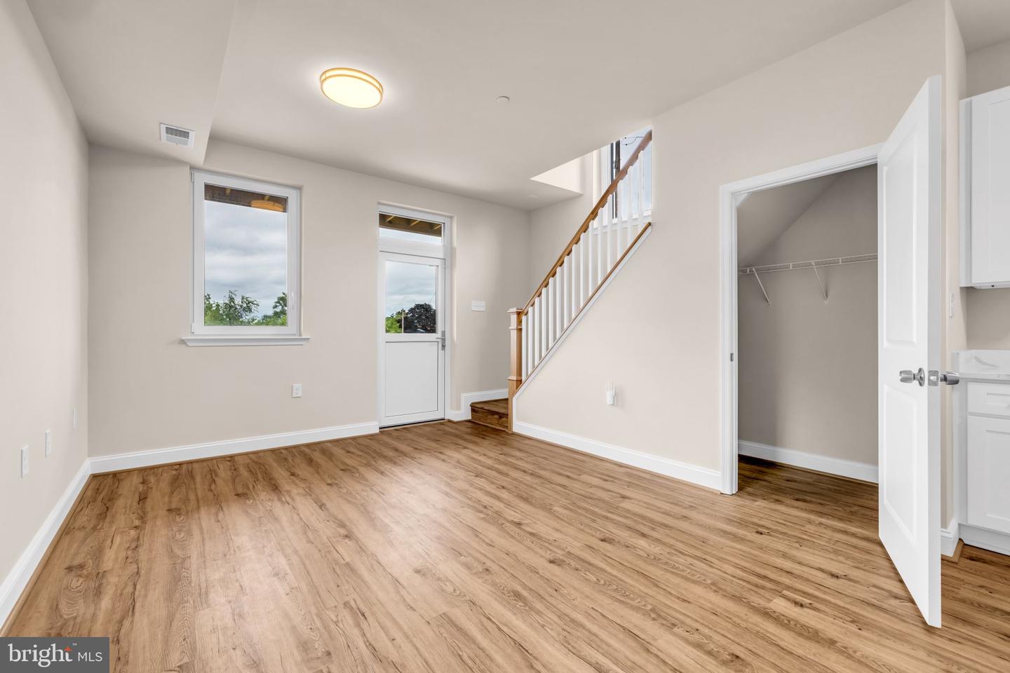 1129-unit A Monroe Cir Property Photo 3