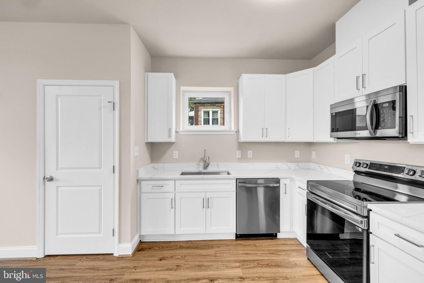 1129-unit A Monroe Cir Property Photo 6