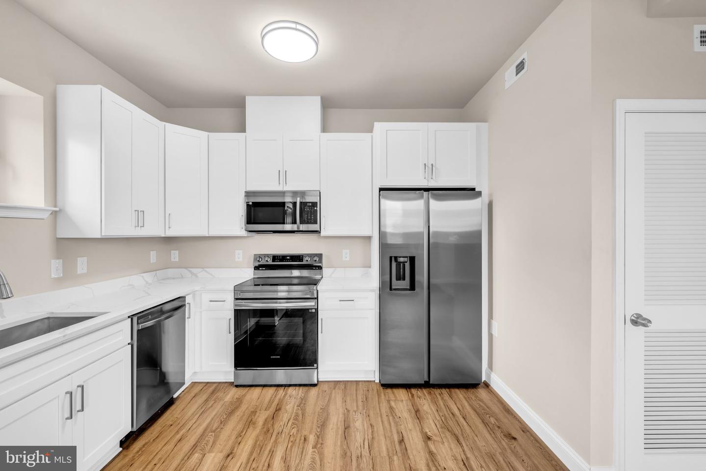 1129-unit A Monroe Cir Property Photo 7