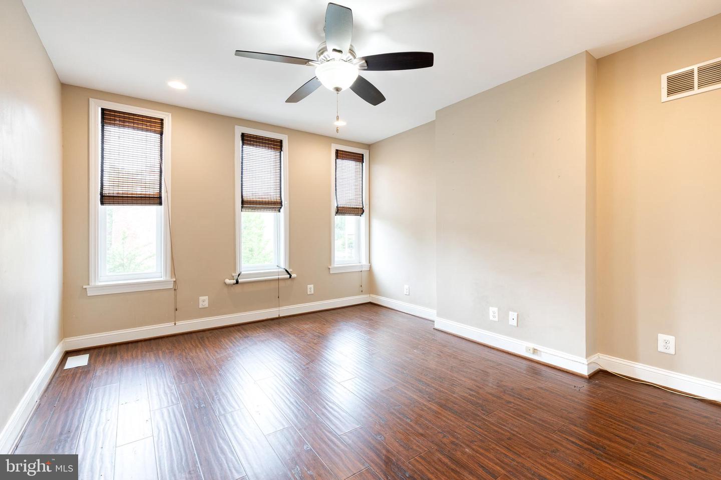 2049 Division St Property Photo 29