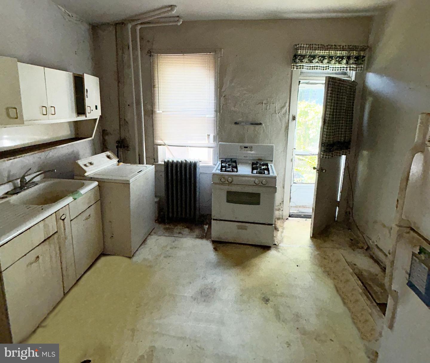 2123 W Lexington St Property Photo 10