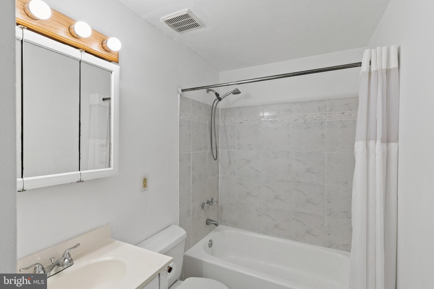 1225 E Chase St Property Photo 23