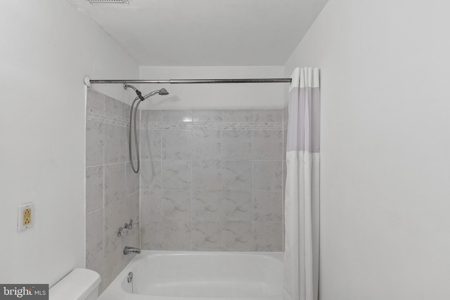 1225 E Chase St Property Photo 24