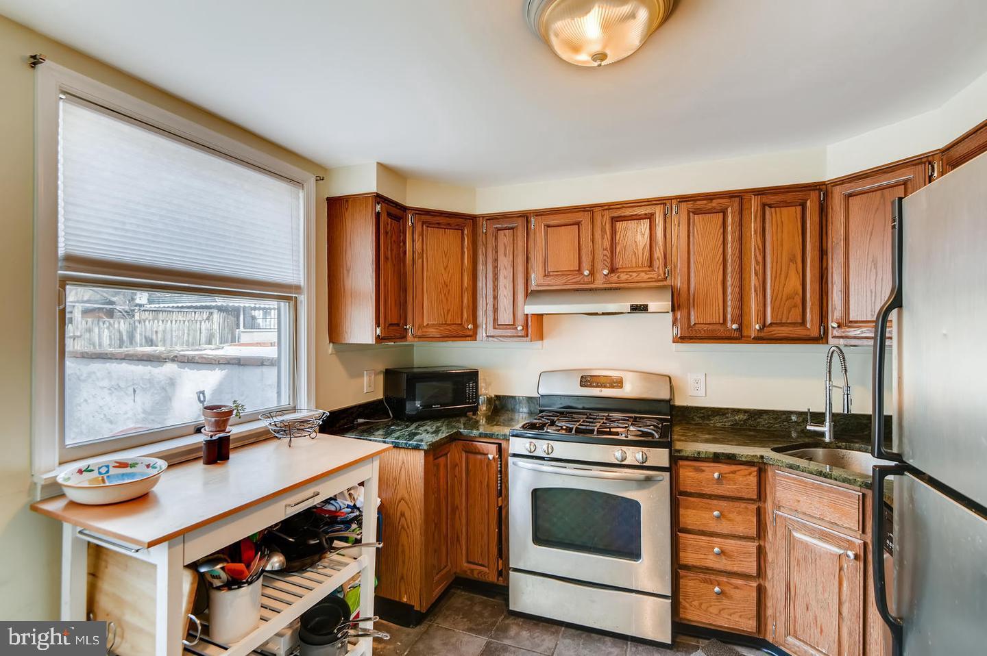 2014 Bank St Property Photo 6