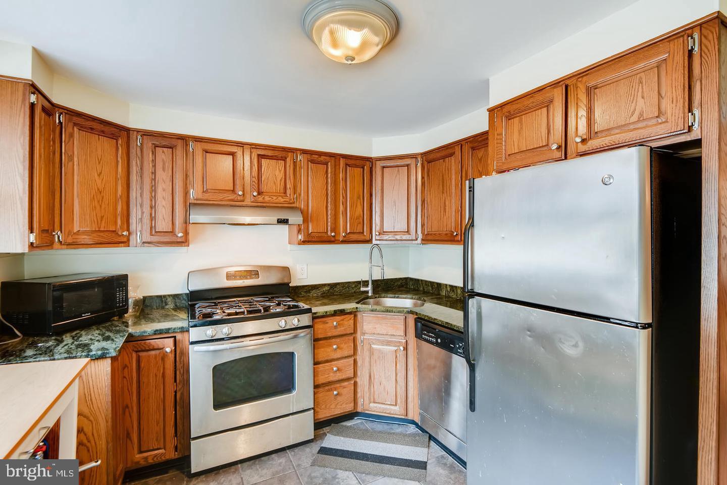 2014 Bank St Property Photo 7