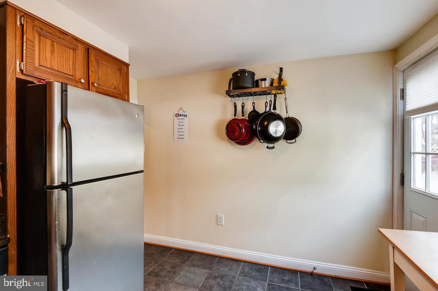 2014 Bank St Property Photo 8