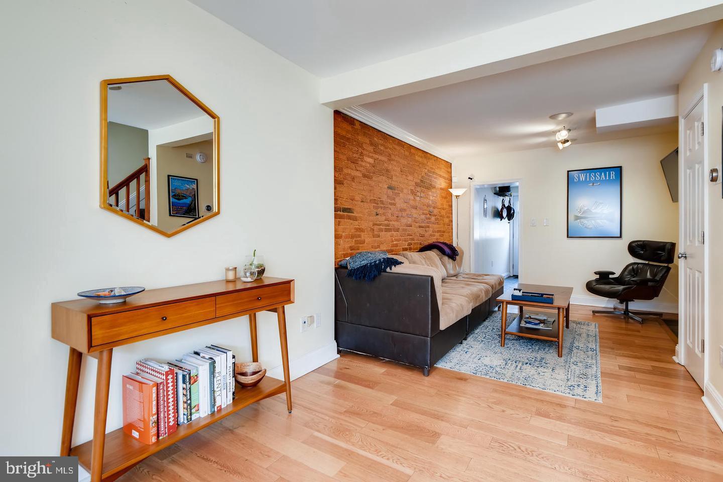 2014 Bank St Property Photo 10
