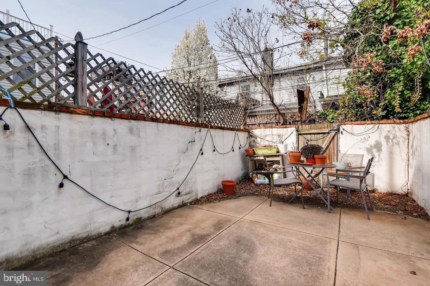 2014 Bank St Property Photo 16