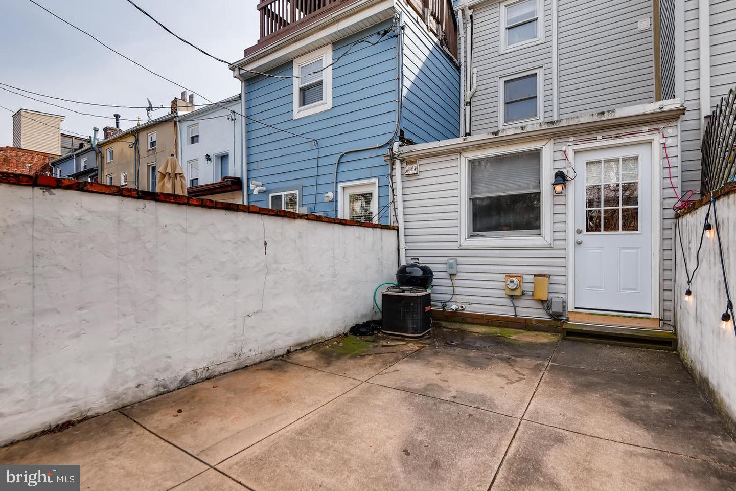 2014 Bank St Property Photo 17