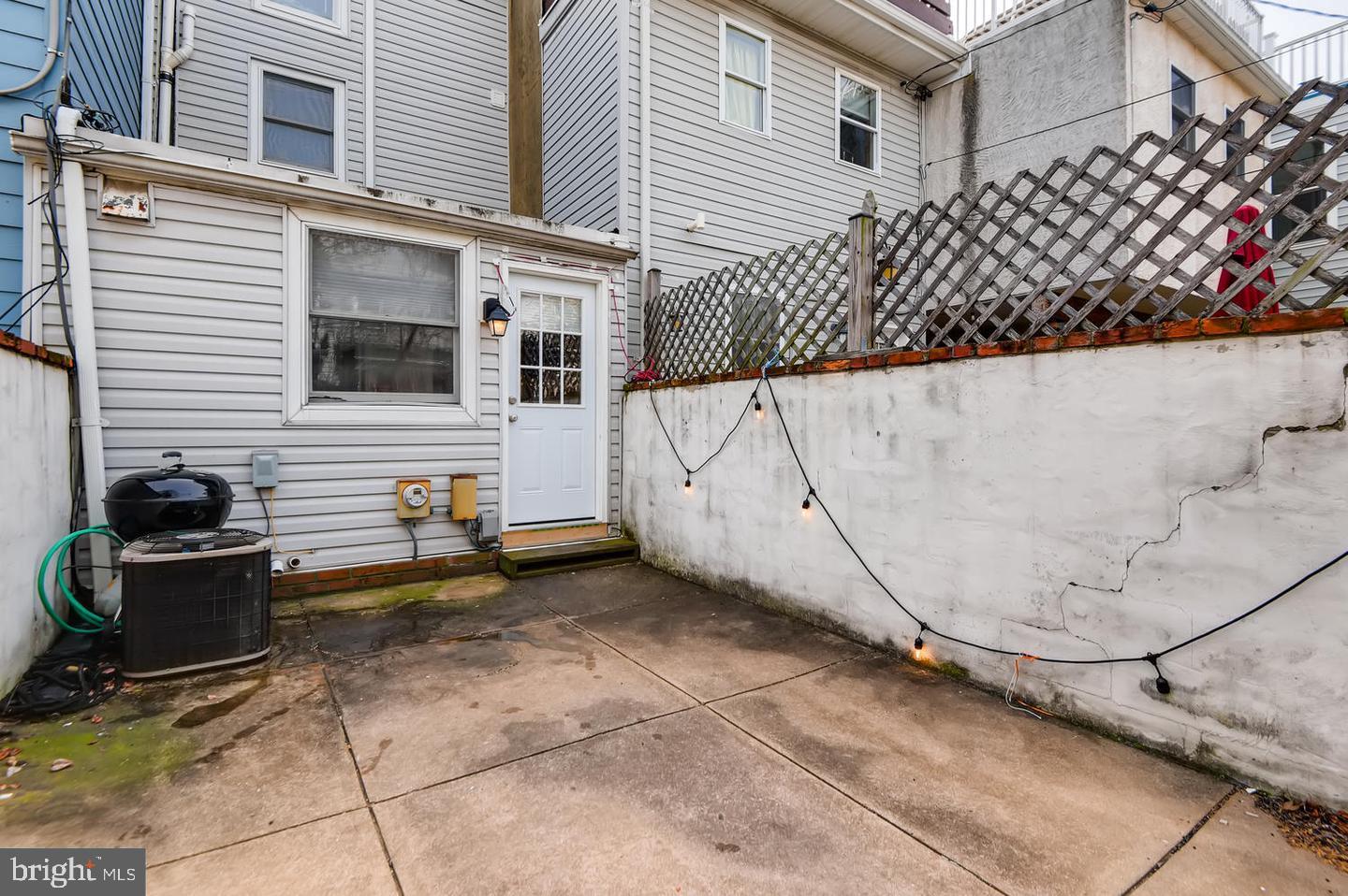 2014 Bank St Property Photo 18