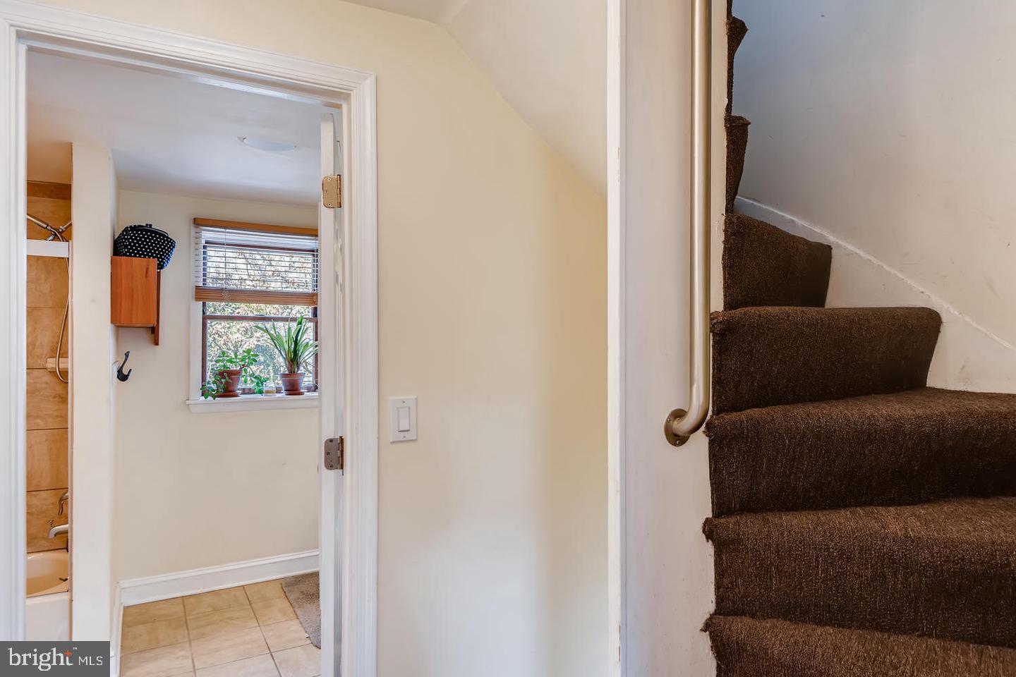 2014 Bank St Property Photo 23