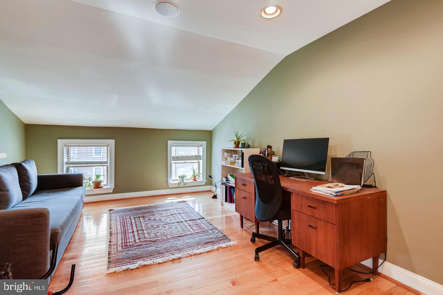 2014 Bank St Property Photo 24