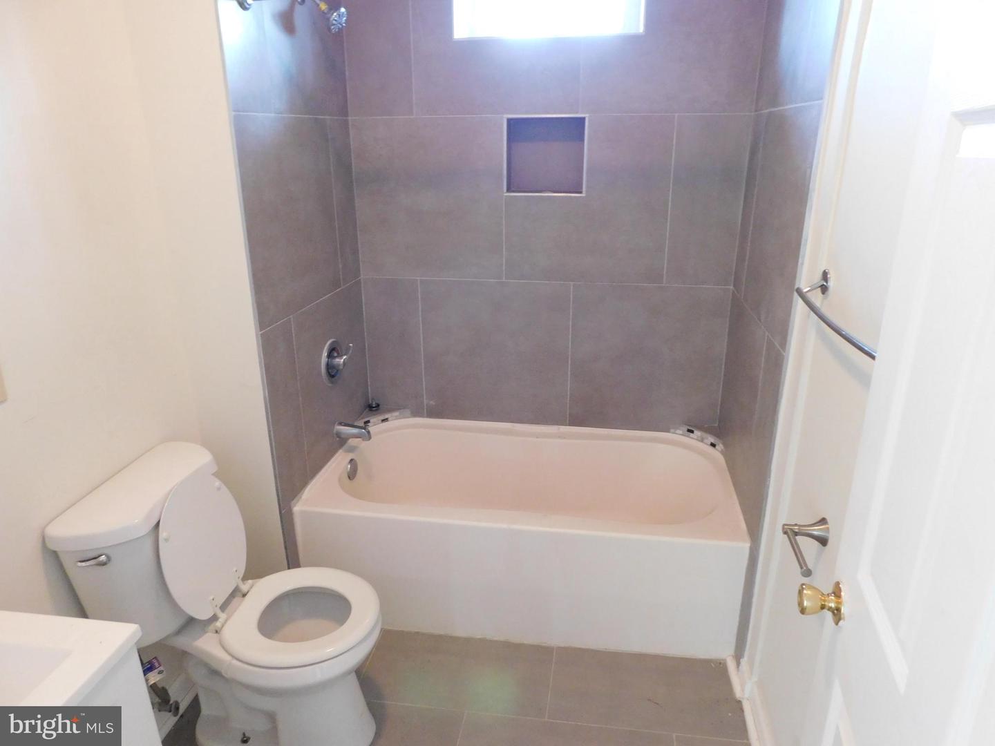 2427 Lakeview Ave #2c Property Photo 6