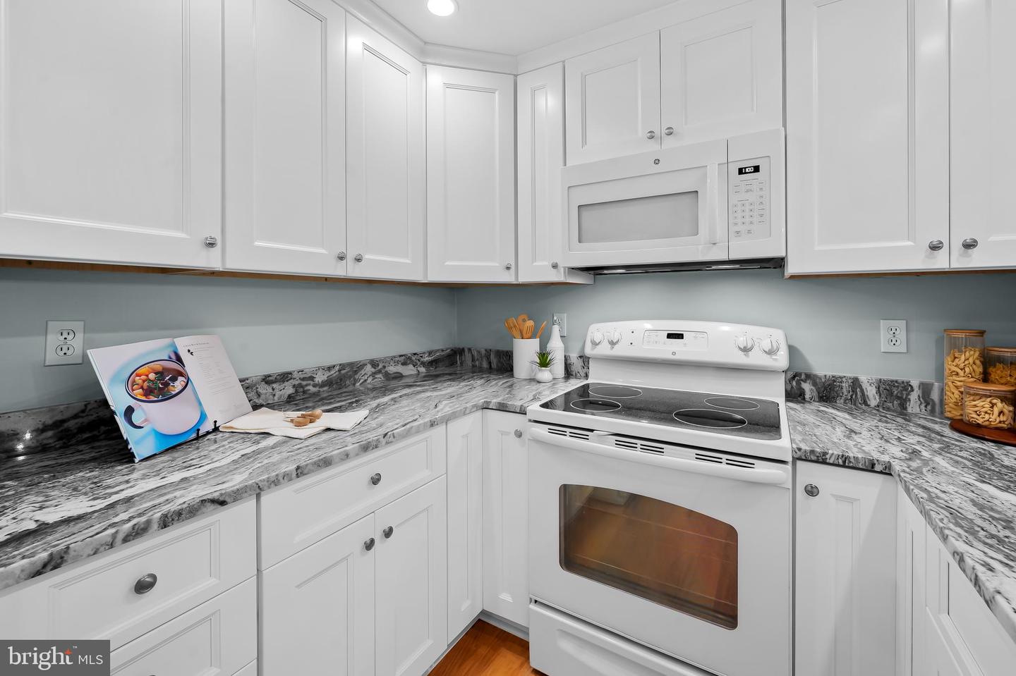 123 W Barre St W #402 Property Photo 7